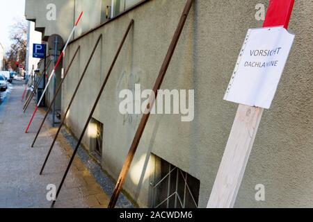 Segnale di avvertimento, attenzione valanghe sul tetto Foto Stock