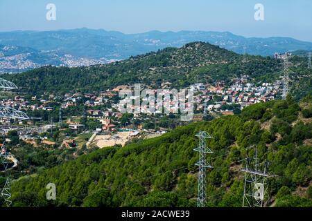 Una veduta aerea del Ciutat Diagonal distretto, in Esplugues de Llobregat, Spagna, visto da una collina a Sant Pere Martir Foto Stock