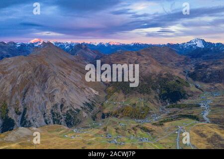 Valle Alpisella e Trepalle durante l'Alba autunnale, vista aerea, Livigno, provincia di Sondrio e della Valtellina, Lombardia, Italia Foto Stock