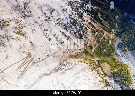 Dettagli di stretti tornanti del Passo dello Stelvio strada di montagna, veduta aerea della provincia di Bolzano, Alto Adige, Italia Foto Stock