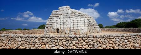 La Naveta des Tudons Pre talaiotico sepoltura camera tomba, il più antico edificio con tetto in Spagna, isola di Minorca, Isole Baleari, Spagna, Europa Foto Stock