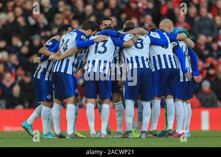 Il 30 novembre 2019, Anfield, Liverpool, in Inghilterra; Premier League Liverpool v Brighton e Hove Albion : Brighton si riuniscono per parole prima del kickoff di credito: Mark Cosgrove/news immagini Foto Stock