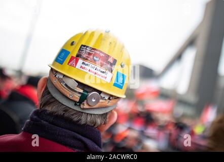 03 dicembre 2019, Renania settentrionale-Vestfalia, Duisburg: "di acciaio è il futuro - questo è ciò che stiamo lottando per' è scritto su un casco da un dipendente di acciaio da parte di Thyssenkrupp durante una dimostrazione in Rheinhausen. Alla martoriata Thyssenkrupp gruppo industriale, i dipendenti della divisione acciaio temono per i loro posti di lavoro. Diverse migliaia di dipendenti spostati alla sede della Thyssenkrupp Steel Europe a Duisburg il martedì per dimostrare per la conservazione dei loro posti di lavoro e investimenti in impianti di produzione. Nel pomeriggio il consiglio di vigilanza inizieranno le discussioni su una futura concetto elaborato da t Foto Stock