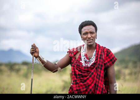 Giovane e bello guerriero Masai in Abbigliamento tradizionale Foto Stock