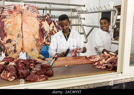 Butcher preparazione di carne di una siga scommessa (un combinato di macellaio e ristorante) in Etiopia ad Addis Abeba Foto Stock
