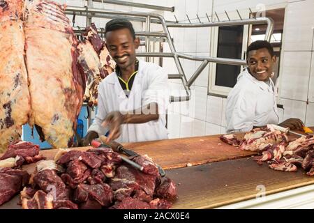 Macellerie preparazione di carne di una siga scommessa (un combinato di macellaio e ristorante) in Etiopia ad Addis Abeba Foto Stock