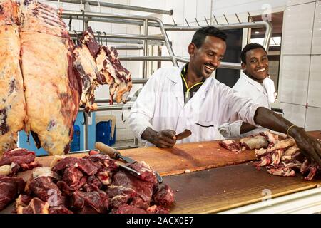 Macellerie preparazione di carne di una siga scommessa (un combinato di macellaio e ristorante) in Etiopia ad Addis Abeba Foto Stock