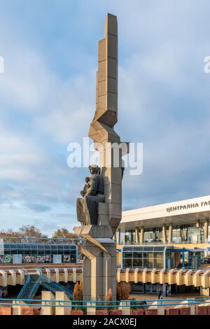 Sofia Central Station con era Sovietica scultura nel centro di una piazza circolare. Aperto nel 1974, la stazione è stata progettata da architetto Milko Bechev. Foto Stock