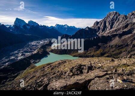 Antenna di panoramica vista sul lago di Gokyo, Ngozumpa glacier e il villaggio dal vertice di Gokyo Ri, i vertici di Mt. Cholatse e Mt. Taboche nel di Foto Stock