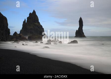 Reynisdrangar mare di basalto pile Icland Foto Stock