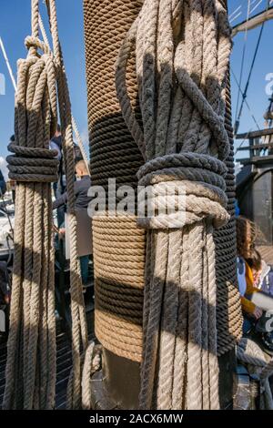 Funi a bordo di vecchie galeone spagnolo, Nao Victoria, nave, nave, XVI secolo barca è visitato da persone, porto di Fuengirola. Spagna. Foto Stock