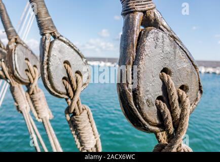 Pulegge, la puleggia di un vecchio galeone spagnolo, Nao Victoria, nave, nave, XVI secolo barca è visitato da persone, porto di Fuengirola. Spagna. Foto Stock