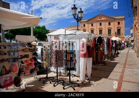 Mercato settimanale bancarelle nella piazza del paese, città Ciutadella, isola di Minorca, Isole Baleari, Spagna, Europa Foto Stock