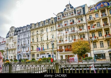 KARLOVY VARY REPUBBLICA CECA - OTTOBRE 08: Vista su alberghi su ottobre 08, 2008 a Karlovy Vary Repubblica Ceca Foto Stock