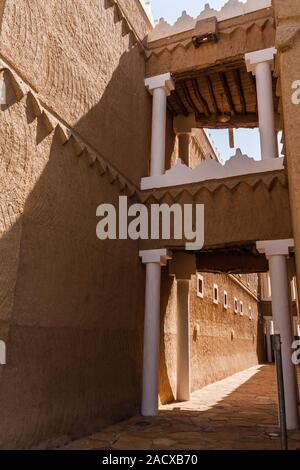 Un stile Arabo tradizionale passerella che collega due edifici, Arabia Saudita Foto Stock