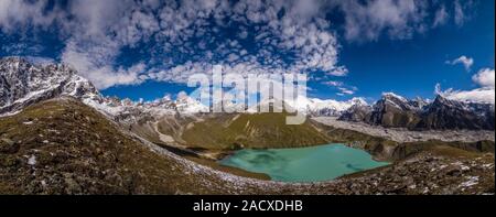 Vista panoramica sul lago di Gokyo, Gokyo villaggio, i vertici di Gokyo Ri e Cho Oyu, pass Renjo La e Ngozumpa glacier in distanza Foto Stock