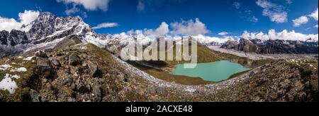 Vista panoramica sul lago di Gokyo, Gokyo villaggio, i vertici di Gokyo Ri e Cho Oyu, pass Renjo La e Ngozumpa glacier in distanza Foto Stock