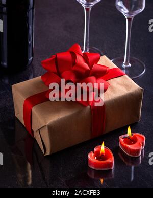 Il giorno di San Valentino dono di oro a forma di cuore ad una scatola di  cioccolatini appoggiata sulla scatola cuore top dando un doppio effetto di  cuore Foto stock - Alamy