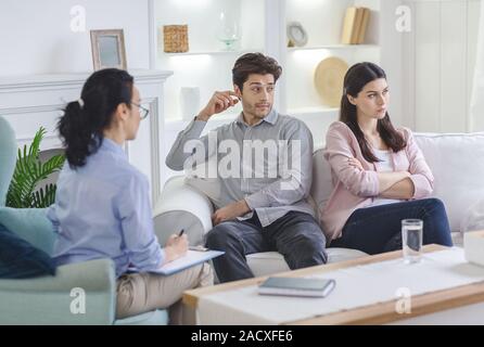 Giovane attraversando tempi difficili visitando terapeuta della famiglia Foto Stock