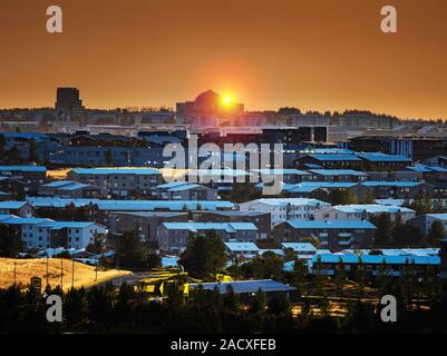 Neigborhoods residenziale, la perla in background, Reykjavik, Islanda Foto Stock