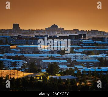 Neigborhoods residenziale, la perla in background, Reykjavik, Islanda Foto Stock