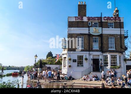 Croce bianca casa pubblica dal fiume Tamigi, Richmond, Surrey, Inghilterra, inondato con alta marea Foto Stock