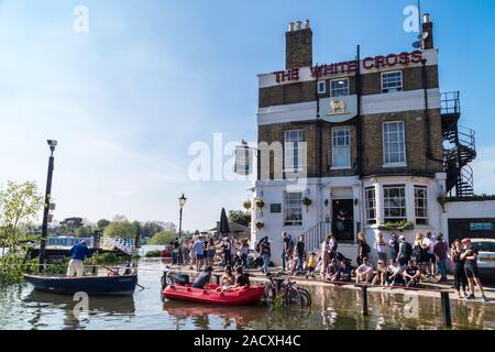 Croce bianca casa pubblica dal fiume Tamigi, Richmond, Surrey, Inghilterra, inondato con alta marea Foto Stock