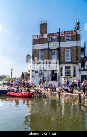 Croce bianca casa pubblica dal fiume Tamigi, Richmond, Surrey, Inghilterra, inondato con alta marea Foto Stock