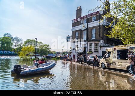 Croce bianca casa pubblica dal fiume Tamigi, Richmond, Surrey, Inghilterra, inondato con alta marea Foto Stock