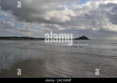 St Michaels mount con cani e gabbiani Foto Stock