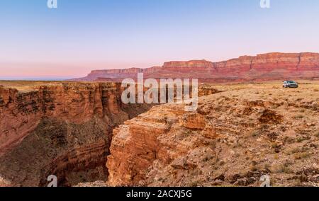 Veicolo in prossimità della sul bordo del canyon affacciato sul fiume Colorado, in Marble Canyon AZ Foto Stock