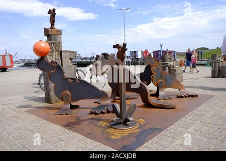 Neuharlingersiel con Harbour, la spiaggia e il centro storico della città, Frisia orientale, Bassa Sassonia, Germania Foto Stock