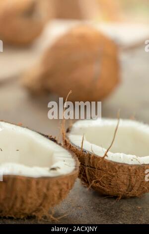Due parti su incrinato isolato di cocco Foto Stock