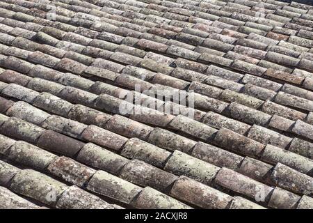 Il vecchio tetto di tegole come sfondo Foto Stock