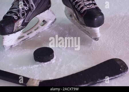 Hockey sticsk e puck su ghiaccio Foto Stock