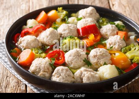 Zuppa di fatti in casa con polpette di carne, broccoli, pepe, cavolfiore, le patate e le carote di close-up in una piastra sul tavolo orizzontale. Foto Stock