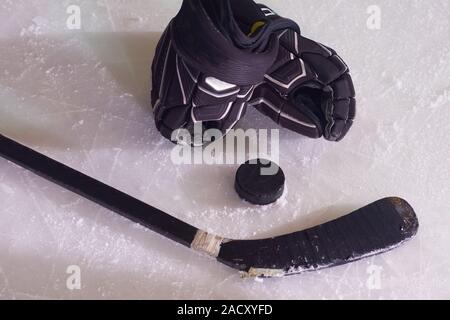 Hockey sticsk e puck su ghiaccio Foto Stock