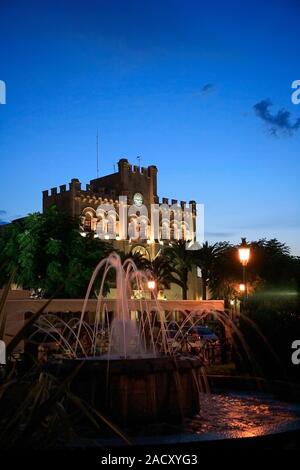 L'edificio Adjutament, Town Square, Città Ciutadella, isola di Minorca, Isole Baleari, Spagna, Europa Foto Stock