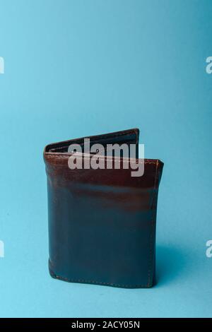 Brown mans portafoglio in pelle su uno sfondo blu Foto Stock