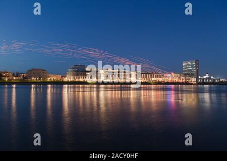 Fare un desiderio, carta lanterne galleggianti rilasciare su Riverside. La riflessione sul fiume. Lungo tempo shot. Foto Stock