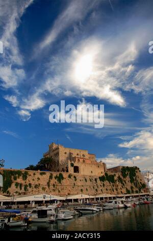 L'edificio Adjutament, Town Square, Città Ciutadella, isola di Minorca, Isole Baleari, Spagna, Europa Foto Stock