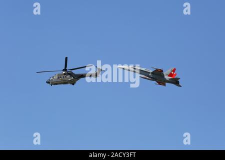 Payerne volo mostrano, componente aria volo elicottero Super Puma e FA-18 Foto Stock