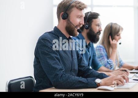 Gruppo di centro business consultants lavora nel call center Foto Stock