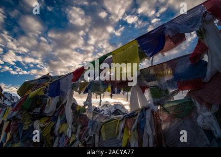 I vertici di Mt. Everest e Mt. Sul Nuptse, visto dalla vetta del Gokyo Ri, attraverso la preghiera tibetano bandiere, di sunrise Foto Stock