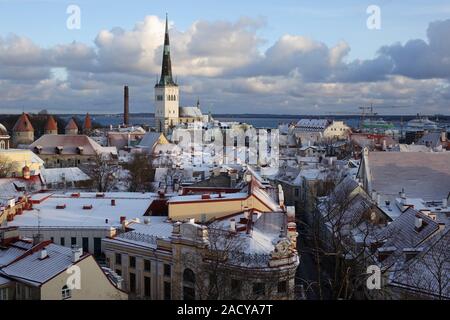 Vecchia Tallinn in una giornata invernale Foto Stock