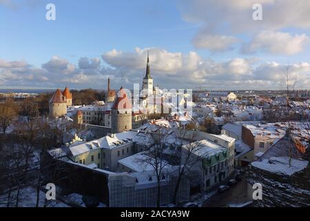 Vecchia Tallinn in una giornata invernale Foto Stock