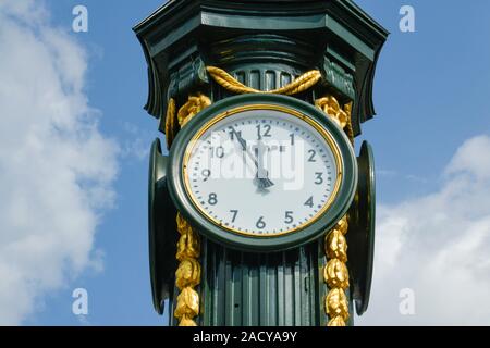 Fünf vor Zwölf, Standuhr der Firma Wempe, Königsallee, Düsseldorf, Nordrhein-Westfalen, Deutschland Foto Stock