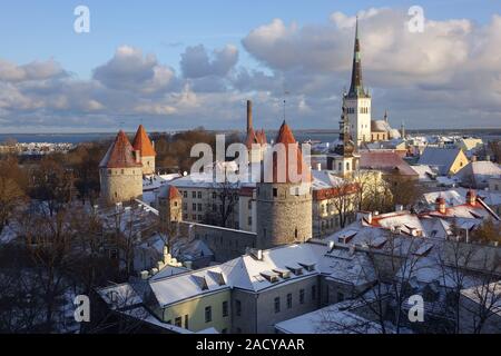 Vecchia Tallinn in una giornata invernale Foto Stock