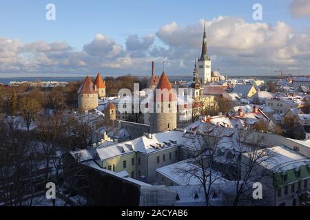 Vecchia Tallinn in una giornata invernale Foto Stock