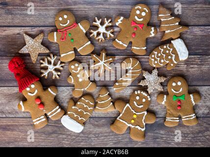 Una vista dall'alto in basso di un assortimento di biscotti di panpepato con varie decorazioni di glassa. Foto Stock